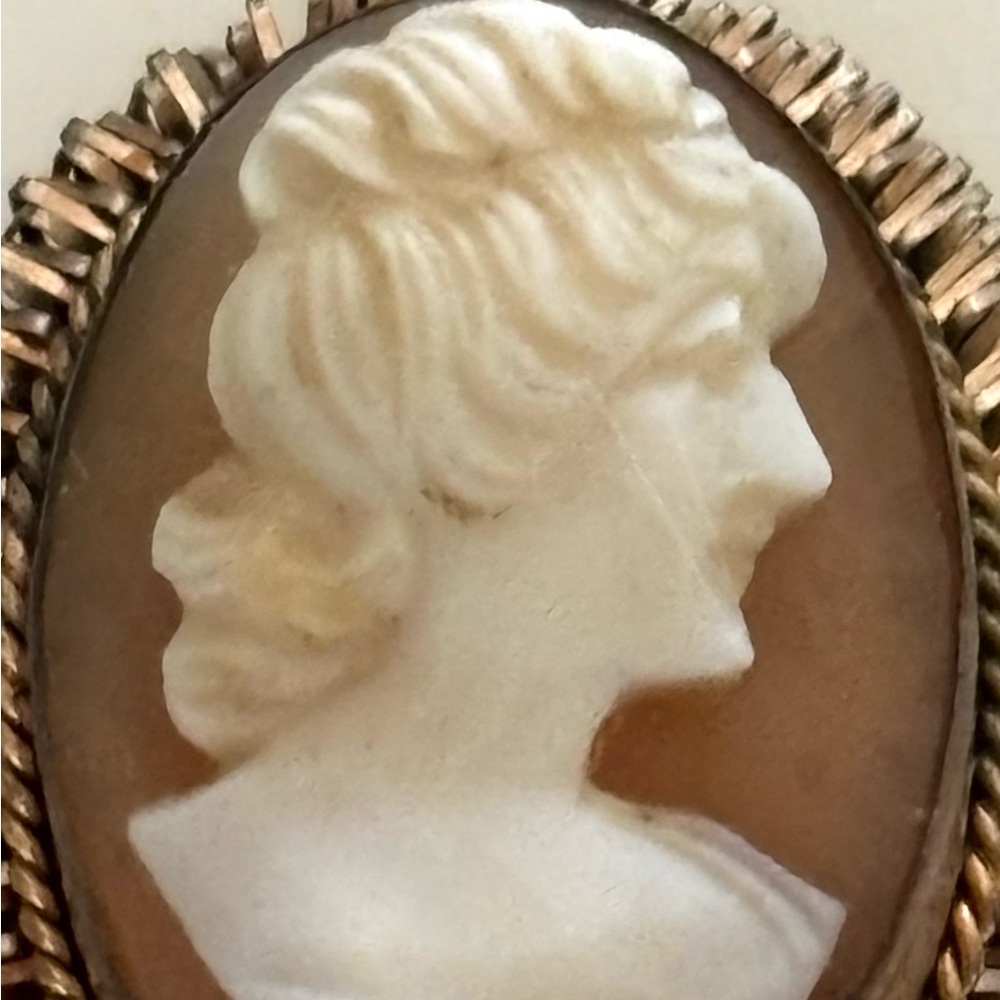 Lady Cameo Carved Shell Gold Filled Frame Brooch Pendant Vintage italian